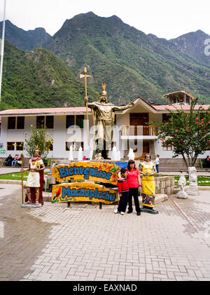 Statue von pachacuti in der Main Plaza von Aguas Calientes, dem Startpunkt für Machu Picchu, Peru. Stockfoto