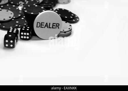 Poker-Chips, Würfel und ein Dealerbutton, isoliert auf weiss. Hauptsächlich für Poker... Stockfoto