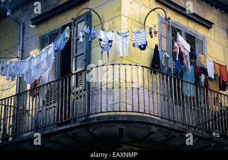 Wäsche hängt zum Trocknen auf einem Balkon in Alt-Havanna, Kuba, Karibik Stockfoto