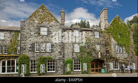 Historic Royal Oak Hotel mit Glyzinien über grauen Steinfassade im walisischen Dorf von Betws y Coed, Snowdonia National Park Wales Stockfoto