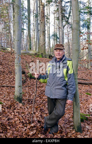 Der Senior in den herbstlichen Wald Stockfoto