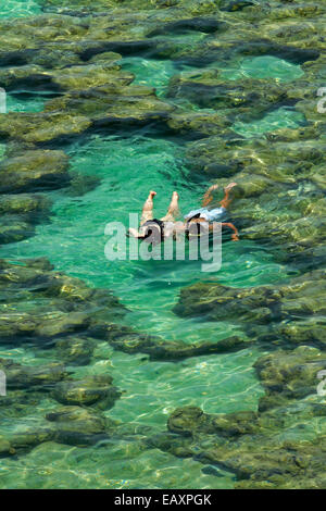 Leute Schnorcheln unter Korallenriff bei Hanauma Bay Nature Preserve, Oahu, Hawaii, USA Stockfoto