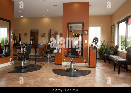 Innenraum einer kleinen ordentlich unisex Friseur in der kleinen Stadt Pittsfield, Massachusetts. Stockfoto