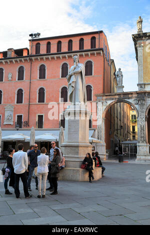 Menschen von der Dante-Statue, Piazza del Signori, Verona, Italien, Region Venetien. Stockfoto