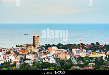 Höhe Winkel angelegten Hua Hin Stadt in den Abend, schöne Landschaft Stadt am Meer in Prachuap Khiri Khan Province of Thail anzeigen Stockfoto