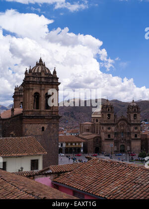 Blick über die Plaza de Armas in Cusco, Peru, mit der Iglesia De La Compa – "eine de-Jesus und die Kathedrale-Basilika Mariä Himmelfahrt Stockfoto