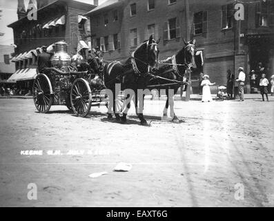Dieses historische Foto zeigt ein Feuerwehrauto in Keene, New Hampshire, am 4. Juli 1911. Das Bild zeigt die Paradenszene und zeigt das Feuerwehrauto im Rahmen der Gemeindefeier. Das Foto bietet einen Einblick in die amerikanischen Traditionen und Feuerwehrausrüstung des frühen 20. Jahrhunderts. Stockfoto