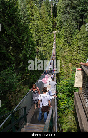 Touristen am Capilano Suspension Bridge, Vancouver, Kanada Stockfoto