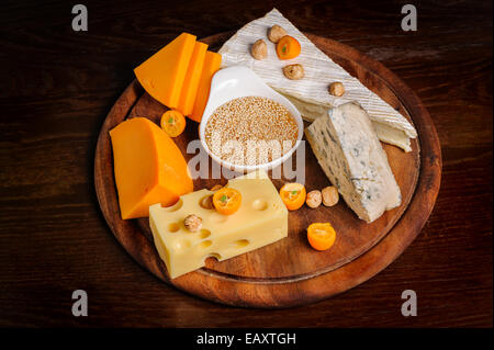 verschiedene Käse mit Nüssen und Früchten Stockfoto