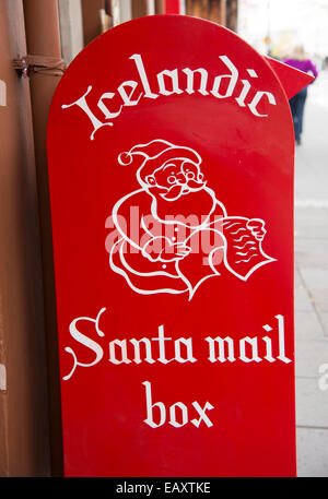 Isländische Santa Briefkasten auf Laugavegur Straße in der Innenstadt von Reykjavik, Island Stockfoto