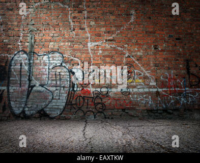 Graffiti auf der alten Mauer aus roten Ziegelsteinen Stockfoto