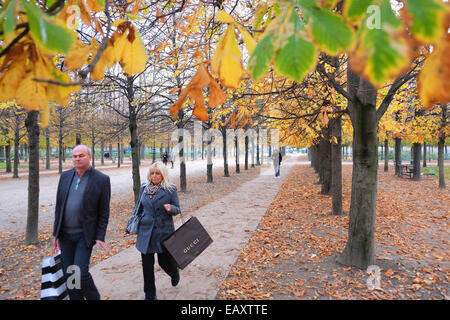 Paris, Frankreich. Paris, Frankreich. Paar mit Weihnachten Einkaufstaschen, ein Spaziergang durch den Jardin des Tuileries im Herbst / November. Jardin des Tuileries im Herbst / November. Stockfoto