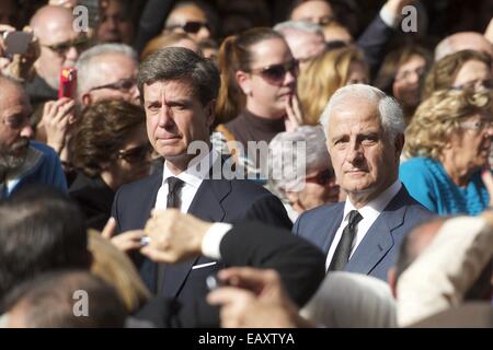 Madrid, Spanien. 21. November 2014. Angehörige von Spaniens Herzogin von Alba Pedro Lopez Quesada, Cristina de Borbón-Dos Sicilias, Alfonso Diez, Carlos Fitz-James Stuart y Martinez de Irujo, Eugenia Martinez de Irujo y Fitz-James Stuart, Jacobo Fitz-James Stuart y Martinez de Irujo, seine Frau Inka Marti, Alfonso Martinez de Irujo y Fitz-James Stuart, Cayetano Martinez de Irujo y Fitz-James Stuart und Fernando Martinez de Irujo y Fitz-James Stuart besuchen die Trauerfeier für Spaniens Herzogin von Alba in der Kathedrale von Sevilla am 21. November , 2014 in Sevilla, Spain.Maria del Rosario Cayetana Fi Stockfoto