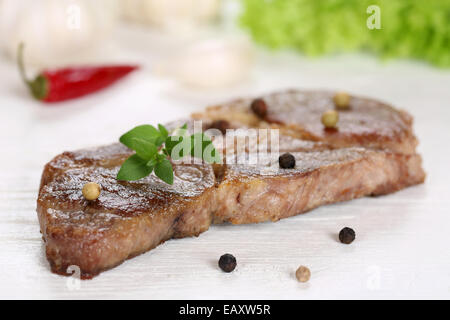 Kotelett Steak Schnitzel Fleisch auf einem Holztisch Stockfoto