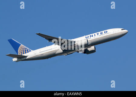 Frankfurt, Deutschland - 17. September 2014: A United Airlines Boeing 777-200 mit der Registrierung startet N778UA von Frankfurt am Main Stockfoto