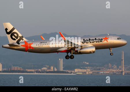Osaka Kansai, Japan - 24. Mai 2014: A Jetstar Airbus A320 mit der Registrierung JA11JJ Annäherung an Osaka Kansai Airport (KIX) in Stockfoto