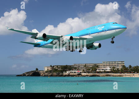 St. Martin - 9. Februar 2014: A KLM Royal Dutch Airlines Boeing 747-400 mit der Registrierung PH-BFY Annäherung an St. Martin Luft Stockfoto