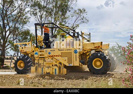 CMI RS500 Stabilisator pulverisiert und fügt sich Kalk und Aggregat Oberflächenersatz Straße vorbereiten. Stockfoto