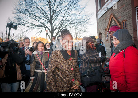 New York, USA. 21. November 2014. New York First Lady Chirlane McCray kommt bei der Bed-Stuy Koalition gegen den Hunger in Brooklyn in New York auf Freitag, 21. November 2014, bei der Verteilung von Puten und andere unsichere New Yorker Essen zu essen. Suppenküchen und Essen Vorratskammern sind hart gedrückt dieser Zeit des Jahres und der BSCAH dient mehr als 2000 Besucher pro Woche. (© Richard B. Levine) Stockfoto