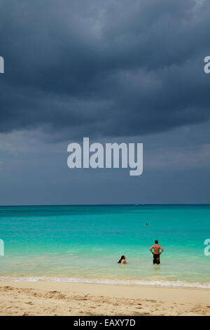 Menschen schwimmen in Waimanalo Beach, Oahu, Hawaii, USA Stockfoto