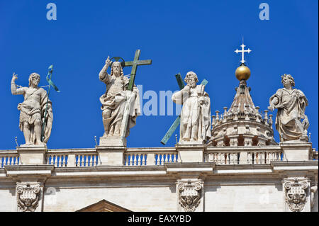 Statuen von Christus, Johannes der Täufer, und einige Apostel auf der Oberseite St. Peter Basilika Fassade im Vatikan, Rom. Stockfoto