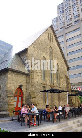 Menschen sitzen vor einem Café in Toronto, Kanada Stockfoto