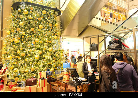 Paris, Frankreich. 21. November 2014. Weihnachtsschmuck und shopping in Paris. Chinesische Touristen Einkaufen bei Burberry Abschnitt des Kaufhauses Printemps, Paris. Bildnachweis: Paul Quayle/Alamy Live-Nachrichten Stockfoto