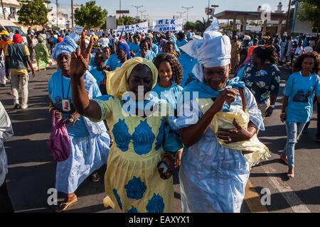 Dakar, Senegal. 21. November 2014. Anhänger des ehemaligen Präsidenten Senegals Abdoulaye Wade nehmen Teil an einer Demonstration in der Stadt Zentrum von Dakar, Senegal, 21. November 2014. Unter der Leitung von Senegalais demokratische Partei (PDS), Senegals Oppositionsparteien eine groß angelegte Demonstration gegen den amtierenden Präsidenten Macky Sall und seine Regierung hier am Freitag, acht Tage vor dem 15. Sommet der internationalen Unternehmen der Frankophonie in Dakar am 29. November und 30 stattfindenden. Bildnachweis: Li Jing/Xinhua/Alamy Live-Nachrichten Stockfoto