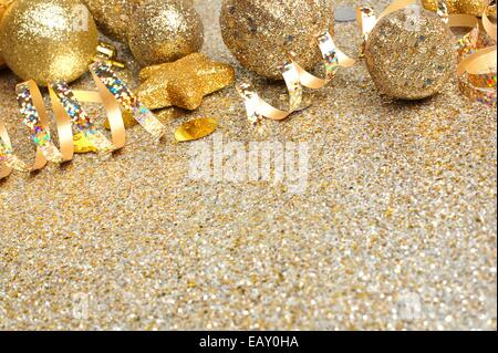 Silvester Grenze von Konfetti und goldenen Verzierungen auf eine prickelnde Stockfoto