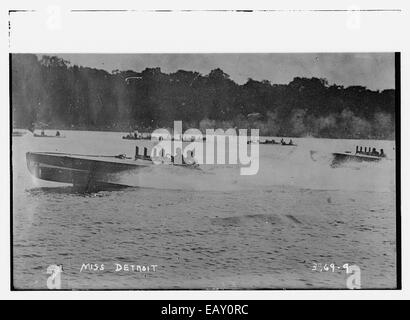 Ein Bild von Miss Detroit 147, einem Wasserflugzeug, das für seine Leistung bei Schnellbootreennen im frühen 20. Jahrhundert bekannt ist. Das Foto zeigt das schlanke Design und die fortschrittliche Technik des Bootes und spiegelt die Faszination der Epoche für Geschwindigkeit und Innovation auf dem Wasser wider. Stockfoto