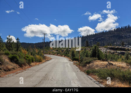 Gepflasterte Landstraße führt durch Berge auf der California-Seite der Sierra Nevada. Stockfoto