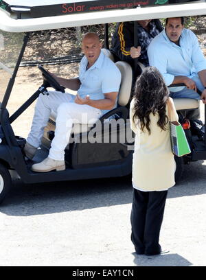 Vin Diesel und der Rest der Besetzung von "Fast and Furious 7" gesichtet Dreharbeiten in Malibu Kalifornien mit Paul Walker Brothers Cody und Kaleb gab noch einen Tag zu helfen, den Film fertig zu stellen.  Mitwirkende: Vin Diesel, Jordana Brewster wo: Malibu, Kalifornien, USA Stockfoto