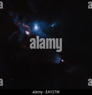 Das Hubble-Weltraumteleskop der NASA/ESA erfasst ein atemberaubendes Bild des XZ Tauri, eines Mehrsternsystems, neben dem benachbarten HL Tauri und jungen Sternobjekten. XZ Tauri stößt eine heiße Gasblase aus und gibt Einblicke in die Sternbildung. Stockfoto