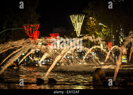 Bacelona, Spanien. 21. November 2014. 21. November 2014 - eine allgemeine Ansicht der Passeig de GrÃ cia Weihnachtsbeleuchtung durch einen Brunnen in Barcelona - gesehen, die festliche Jahreszeit 2014 startet in Barcelona als Weihnachtsbeleuchtung und Bäume werden in den Straßen Credit eingeschaltet: Matthias Oesterle/ZUMA Wire/ZUMAPRESS.com/Alamy Live News Stockfoto