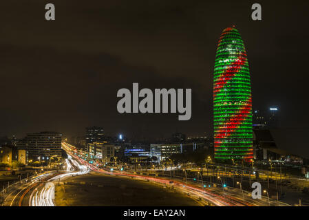 Bacelona, Spanien. 21. November 2014. Die Fassade der 38 Stockwerke hohen Torre Agbar mit seinen mehr als 4.500 leuchtende Geräte, die selbständig mit LED-Technologie können eine saisonale Dekoration aus beweglichen Lichtern und Farben für die Weihnachtszeit zeigt. 21. November 2014. Die festliche Jahreszeit 2014 startet in Barcelona als Weihnachtsbeleuchtung und Bäume werden in den Straßen Credit eingeschaltet: Matthias Oesterle/ZUMA Wire/ZUMAPRESS.com/Alamy Live News Stockfoto