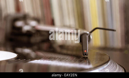 DJ-Nadel-Stift auf Spinnen aufzeichnen, Vinyl Hintergrund Stockfoto