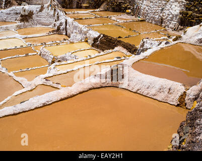Hohe Betrachtungswinkel von Salinas de Maras (maras Saline), in der Nähe von Cusco, Peru. Stockfoto