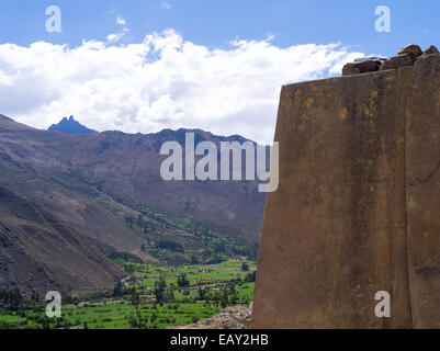 Blick über den Fluss Urubamba Tal in Richtung cachicata von Ollantaytambo, im Heiligen Tal, Peru. Stockfoto