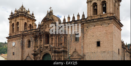 Die Kathedrale Basilika der Himmelfahrt der Jungfrau, Plaza de Armas, Cusco, Peru. Stockfoto