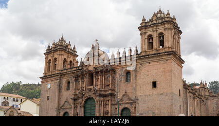 Die Kathedrale Basilika der Himmelfahrt der Jungfrau, Plaza de Armas, Cusco, Peru. Stockfoto