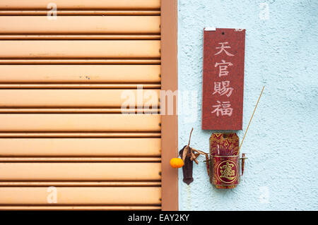 Kleiner Weihrauchbrenner montiert auf eine farbige Wand, Hong Kong Stockfoto