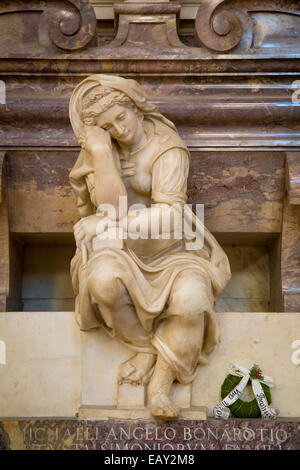 Geformte Figur auf Michelangelo Grab, Kirche Santa Croce, Florenz, Toskana, Italien Stockfoto