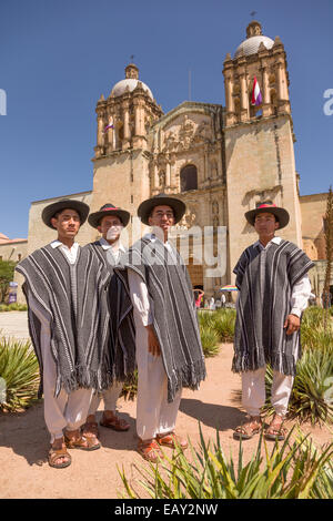 Traditionelle kostümierten Istmo Folk Tänzer stehen außerhalb der Kirche Santo Domingo im Laufe des Tages von den Dead Festival in Spanisch als D'a de Muertos am 26. Oktober 2014 in Oaxaca, Mexiko bekannt. Stockfoto