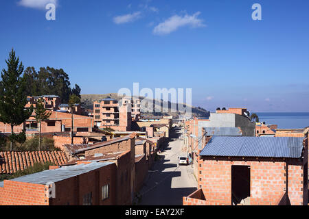 Blick über die Ruta Nacional 2 (National Route 2) Straße und Ziegel gesäumten Häuser am Morgen in Copacabana, Bolivien Stockfoto