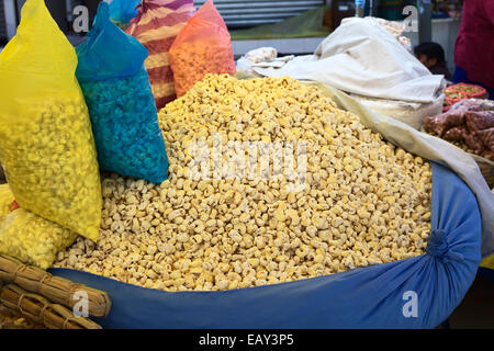 Beliebte bolivianische Snack genannt Pasancalla (gesüßte knallte weißen Mais) außerhalb des Marktes in einem Stall in Copacabana, Bolivien Stockfoto