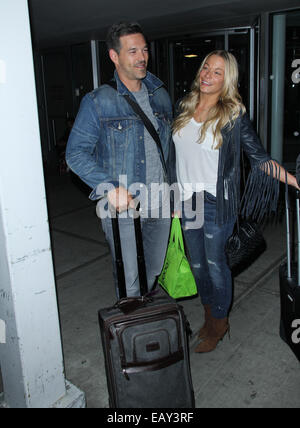 Country-Sängerin LeAnn Rimes und Eddie Cibrian Ankunft am John F. Kennedy International Airport (JFK) mit Ehemann: Leann Rimes, Eddie Cibrian Where: New York City, New York, USA bei: 19. Mai 2014 Stockfoto