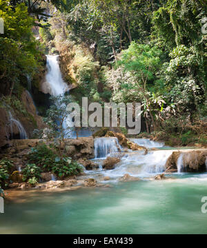 Ein Blick auf die schönen smaragdgrünen Wasser der Kuang Si Waterfalls, in der Nähe von Luang Prabang, Laos. Stockfoto