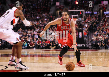 21. November 2014 - JOAKIM NOAH (13) Laufwerke auf den Reifen. Die Portland Trail Blazers spielen den Chicago Bulls im Moda Center am 21. November 2014. Bildnachweis: David Blair/ZUMA Draht/Alamy Live-Nachrichten Stockfoto