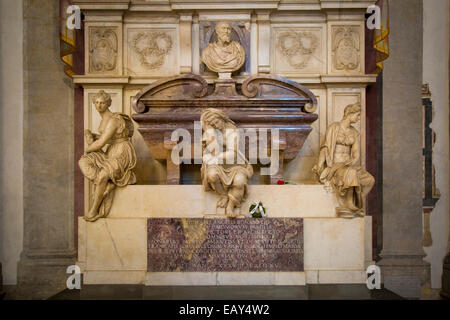 Verzierten Grab von Michelangelo in der Kirche Santa Croce in Florenz Toskana Italien Stockfoto