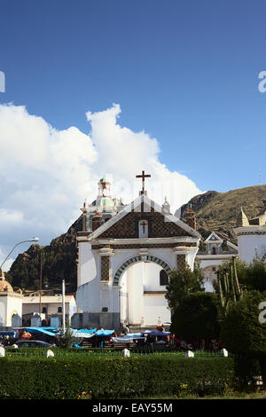 Plaza 2 de Febrero und das Eingangstor in die Basilika entlang der 6 de Agosto Avenue in Copacabana, Bolivien Stockfoto